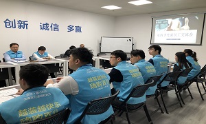 星南方店组织第四时度店长员工碰头会